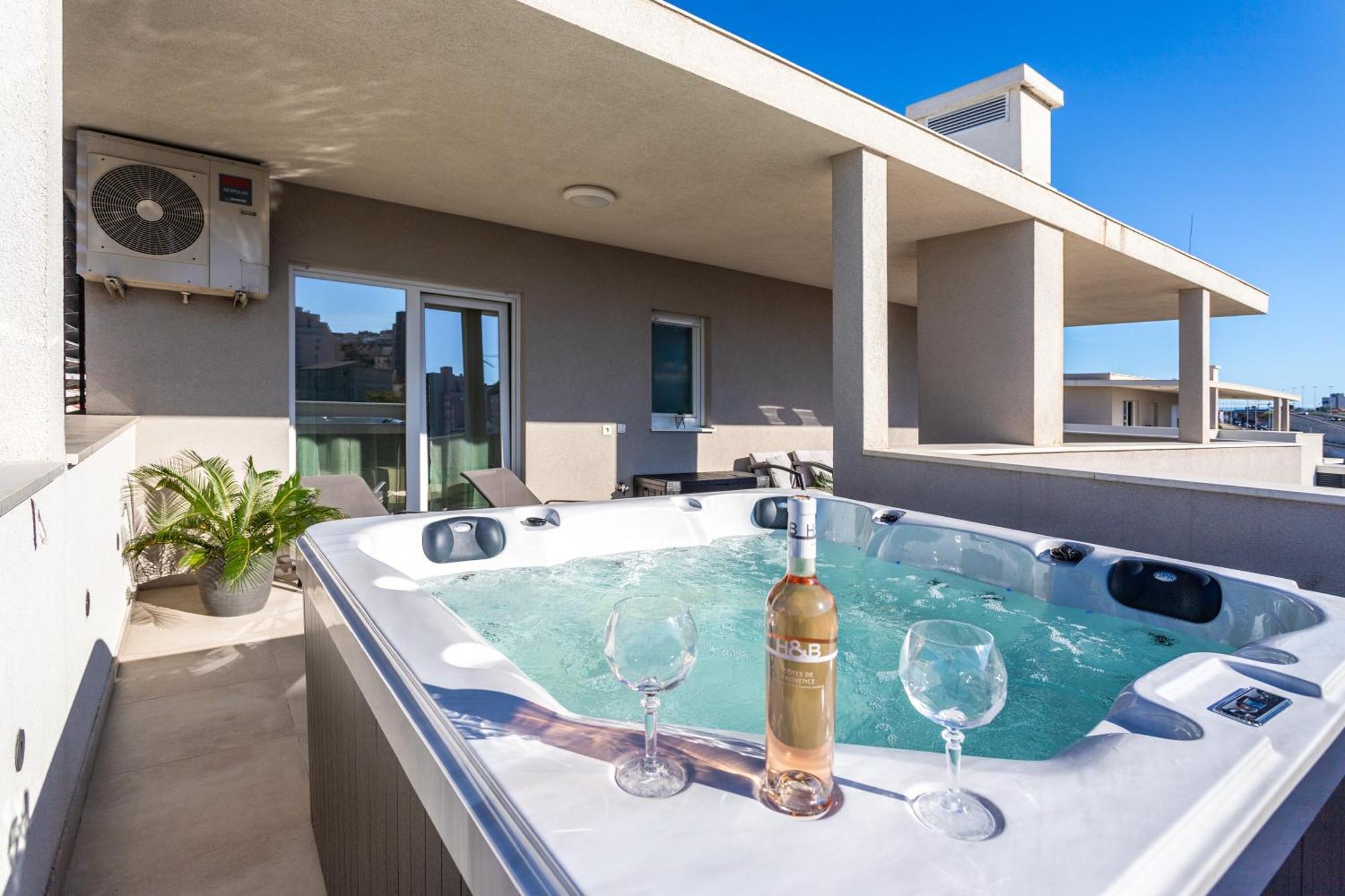 New Luxury 3-Bedroom Penthouse With Huge Terrace Split Exterior foto